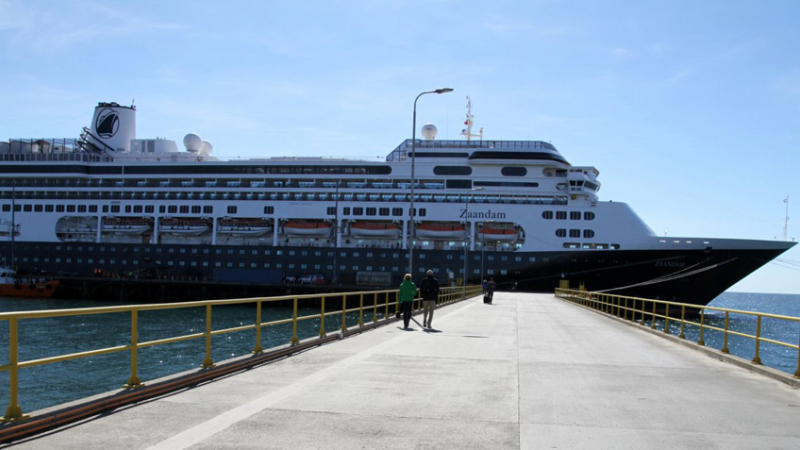 Dos argentinos encerrados en un crucero con cuatro muertos en el Canal de Panamá