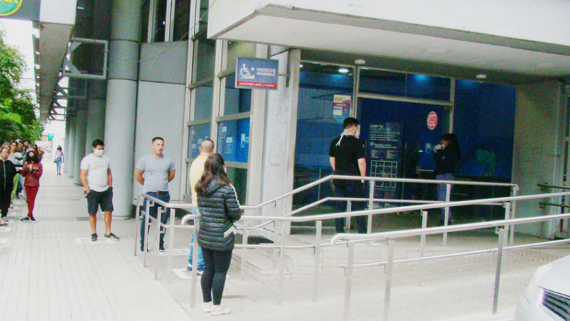 Los bancos abren exclusivamente para pagar jubilaciones y beneficios