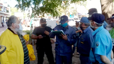 Raúl Castells rompió el aislamiento social y marchó por las calles de Sáenz Peña