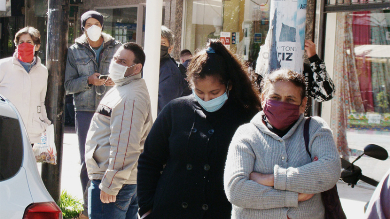 Días de bajas temperaturas imponen doble esfuerzo para protegerse del virus