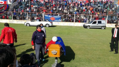 Offside en cuarentena: una multitud despidió al "Trinche" Carlovich