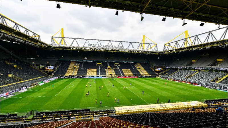 Estadios desolados, barbijos y festejos de gol con distanciamiento en la vuelta de la Bundesliga