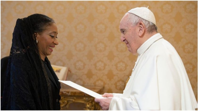 La embajadora argentina ante el Vaticano presentó sus cartas credenciales ante el papa Francisco