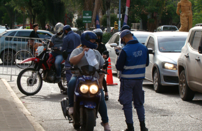 Policía: 43 efectivos contagiados y el jefe aguardando ser hisopado