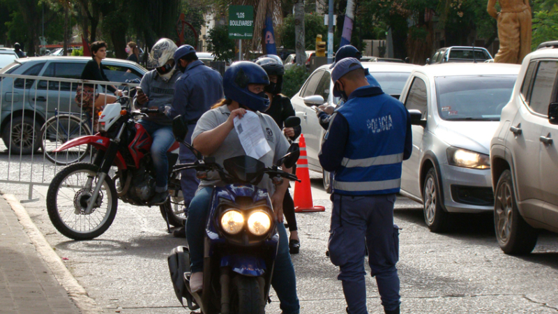Policía: 43 efectivos contagiados y el jefe aguardando ser hisopado