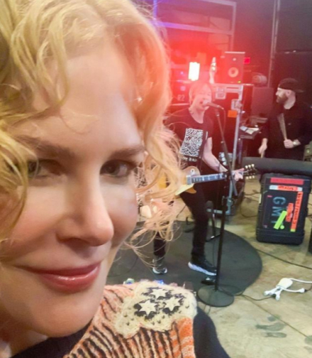 Nicole Kidman con su melena rizada mientras su marido ensaya para sus próximos conciertos.jpg