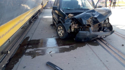 Otra vez el tren: Una camioneta colisionó con un vagón en Charata
