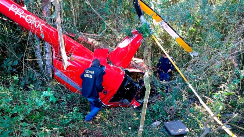 Cayó un helicóptero que transportaba cocaína y el piloto pidió ayuda a los residentes para retirarla