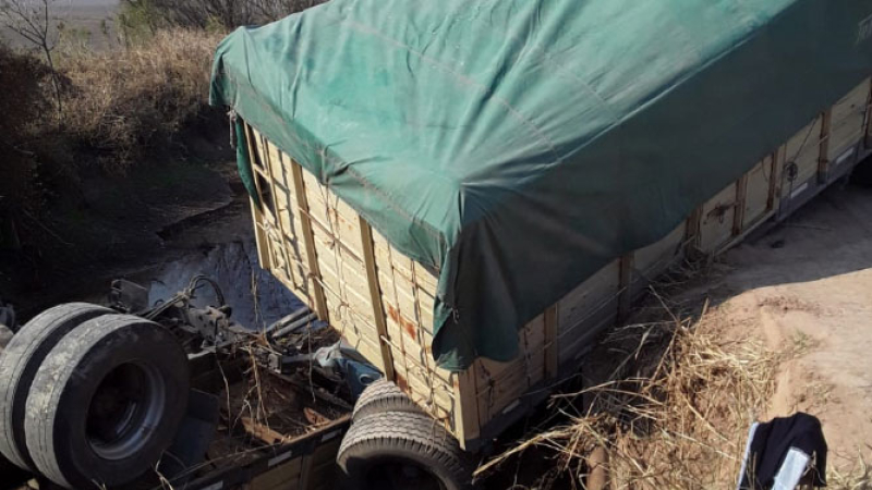Du Graty: volcó un camión con acoplado en un camino vecinal