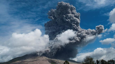 Volcán entró en erupción y expulsó una columna de 4 kilómetros y medio de cenizas