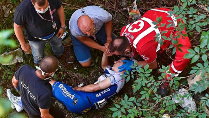 Impactante caída al vacío de un ciclista en el Giro de Lombardía