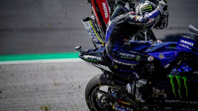 El brutal choque en el Moto GP: Valentino Rossi se salvó por centímetros