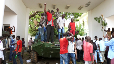Mali: los militares que derrocaron al presidente prometen elecciones