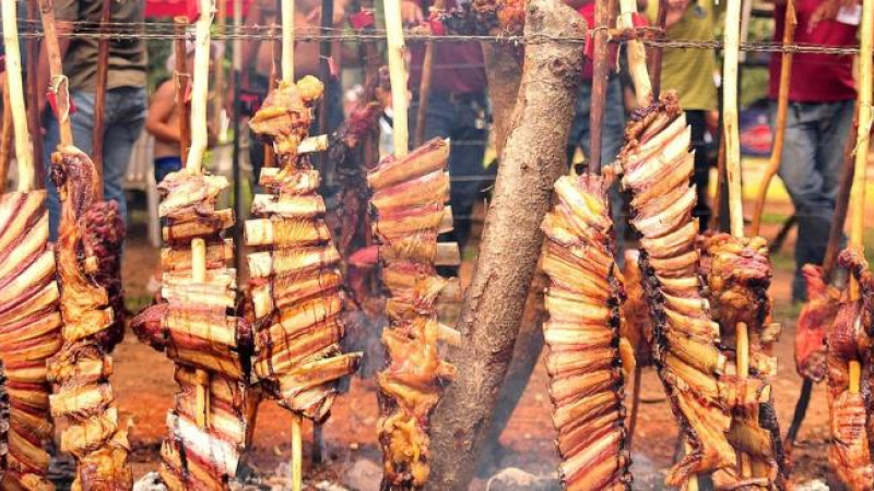 Juntaron mas de 250 mil pesos para hacerle un asado a los chicos que merendaron comida vegana