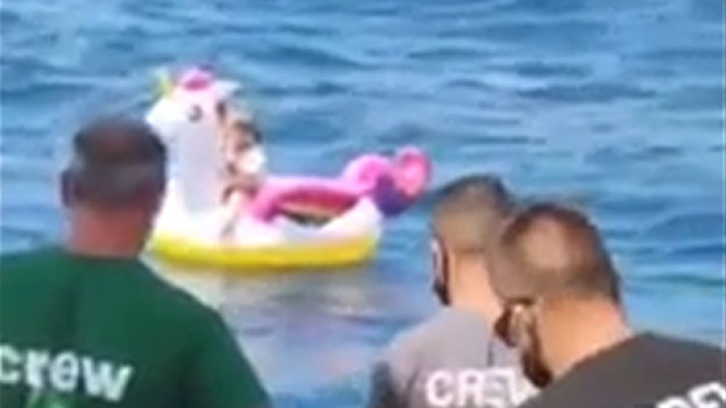 Un barco rescató del mar a una nena en un unicornio