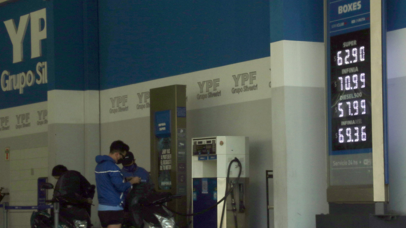Aumentaron los combustibles y la nafta premium superó los 70 pesos