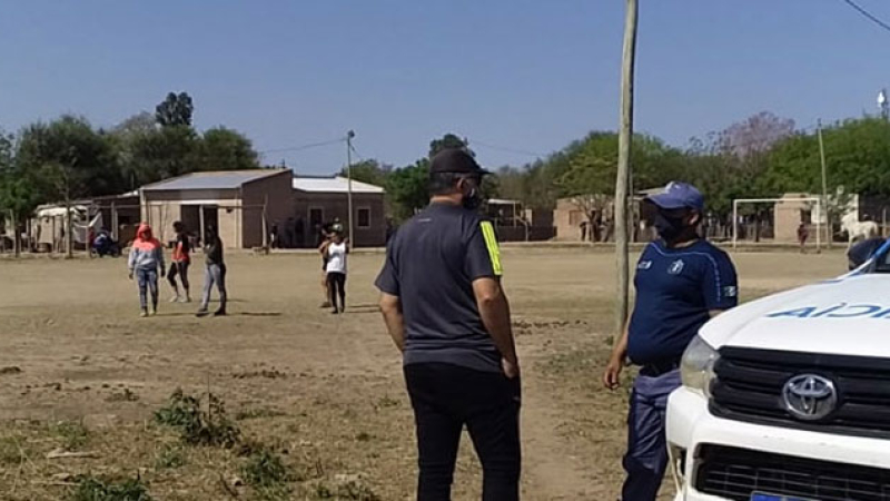 Estaban por jugar al fútbol pero les cayó la policía