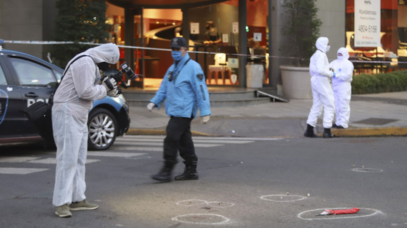 Pánico en Palermo: asesinan a un policía de una puñalada en plena calle