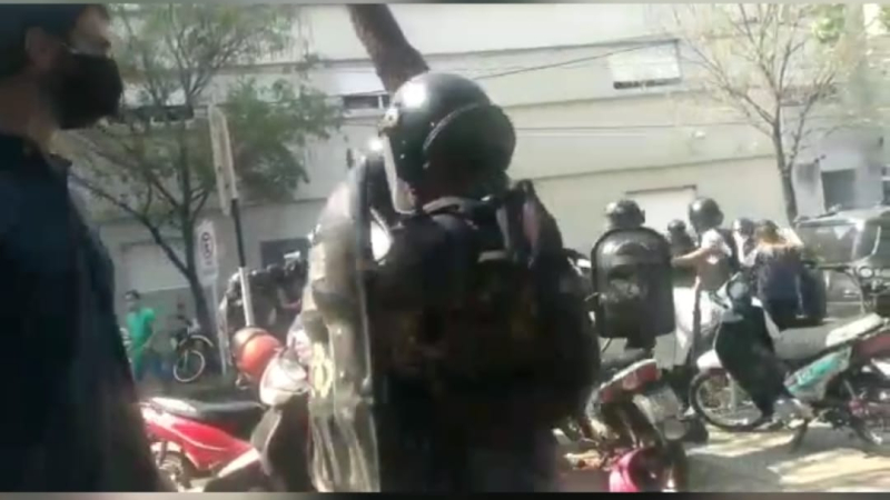 VIDEO: un policía agredió a la subsecretaría de Derechos Humanos en medio de una manifestación