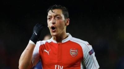 Özil se ofrece a salvar a la mascota del Arsenal