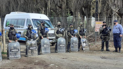 Ordenaron el desalojo de los mapuches que mantienen sitiada a una familia en su campo