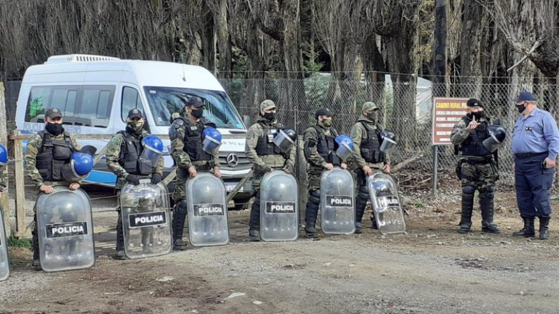 Ordenaron el desalojo de los mapuches que mantienen sitiada a una familia en su campo