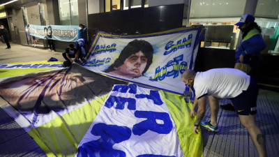 Maradona fue operado con éxito y los médicos dicen que aún ‘hay que esperar‘