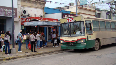 Continúa la prohibición de viajar de pie en los colectivos urbanos e interurbanos, pese a disposición nacional