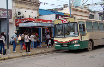 Continúa la prohibición de viajar de pie en los colectivos urbanos e interurbanos, pese a disposición nacional