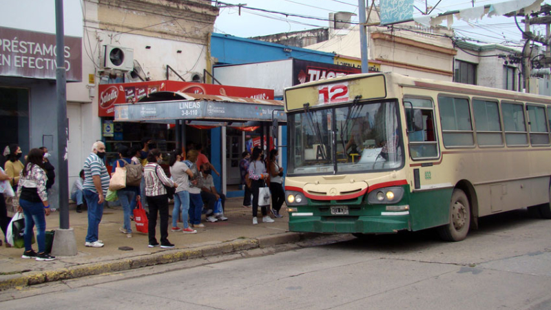 Continúa la prohibición de viajar de pie en los colectivos urbanos e interurbanos, pese a disposición nacional