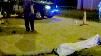 Un joven fue acribillado en plena calle de Santo Tomé