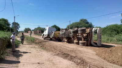 Vuelco del cargamento de camión batea casi termina en tragedia