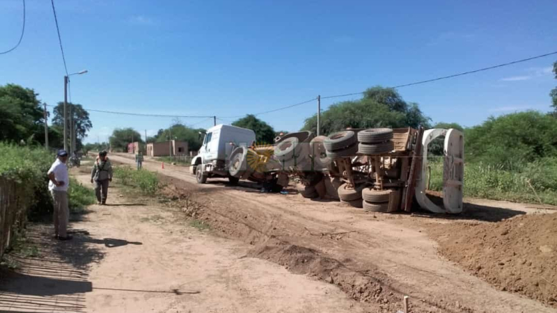 Vuelco del cargamento de camión batea casi termina en tragedia
