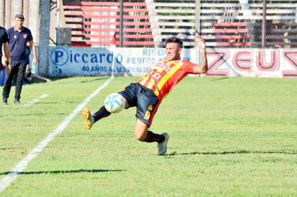 Luis Silba, además de su cuota de esfuerzo, aportó goles en los últimos cuatro partidos del “aurirrojo”.