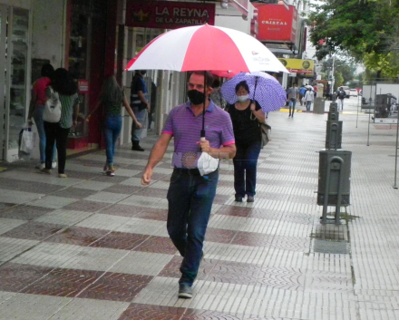 peatonal lluvia 2.JPG