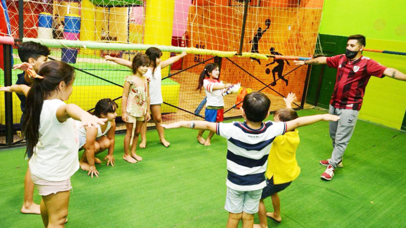 Salas de juego infantiles siguen trabajando a pesar de las dificultades