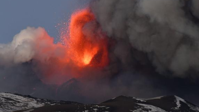 El volcán Etna vuelve a entrar en una sorprendente nueva erupción