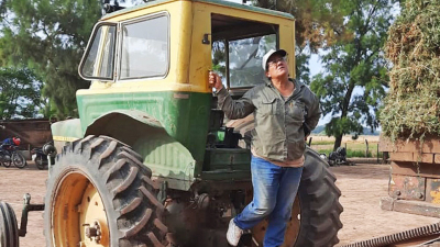 La mujer juega de igual a igual en la producción de alfalfa