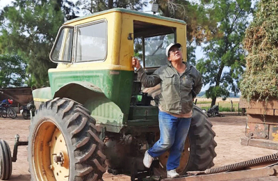 La mujer juega de igual a igual en la producción de alfalfa