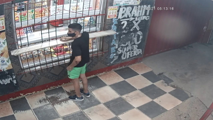 Policía fue escrachado por cámaras de seguridad cuando robaba en Fontana