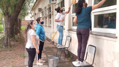 Padres y docentes limpian escuelas para que alumnos puedan volver a las aulas