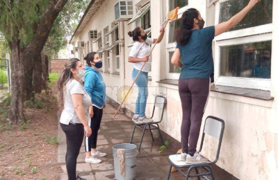 Padres y docentes limpian escuelas para que alumnos puedan volver a las aulas
