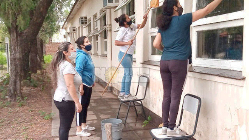 Padres y docentes limpian escuelas para que alumnos puedan volver a las aulas