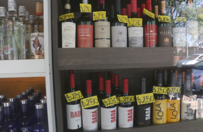 El vino, tradicional compañero, no escapa al vértigo alcista de la economía