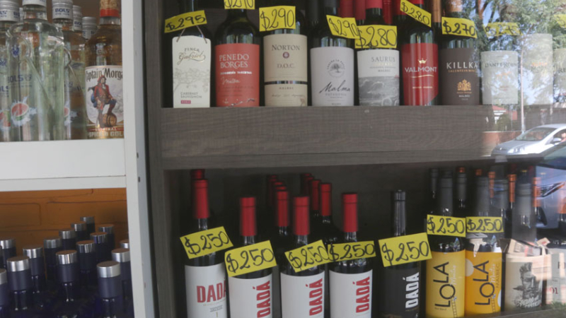 El vino, tradicional compañero, no escapa al vértigo alcista de la economía