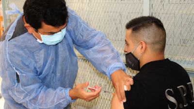 Vacunan contra el coronavirus al personal penitenciario federal