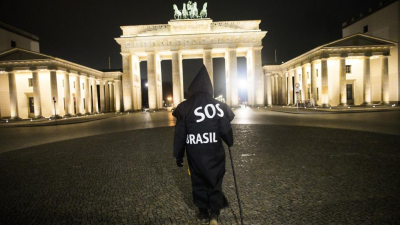 La "parca" recorre Berlín como protesta de un artista brasileño