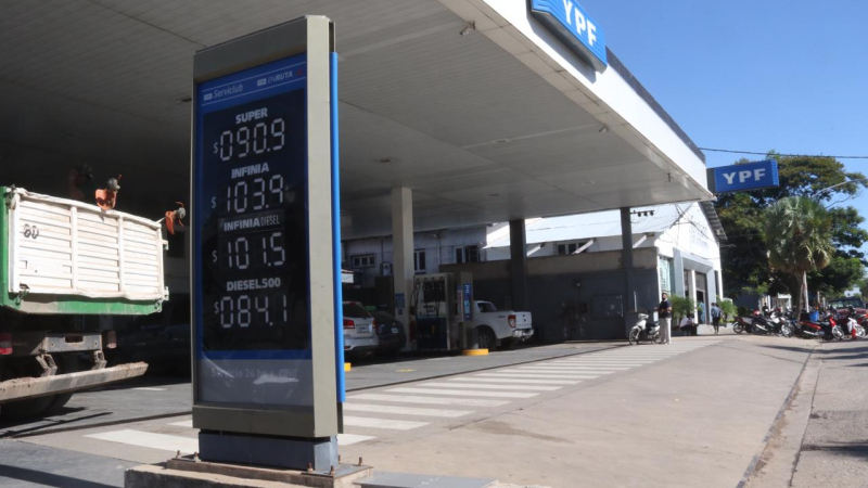 Naftazo: las pizarras de todas las marcas estrenaron los tres dígitos