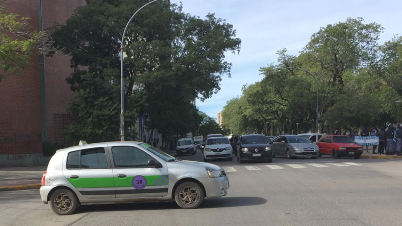 Taxistas y remiseros aseguran padecer “el peor momento desde la pandemia”