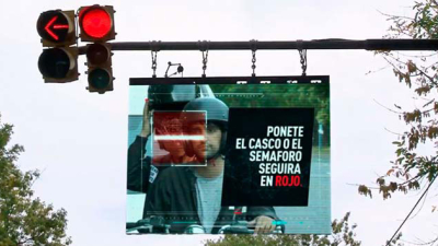 El semáforo que no cambia de color sin casco